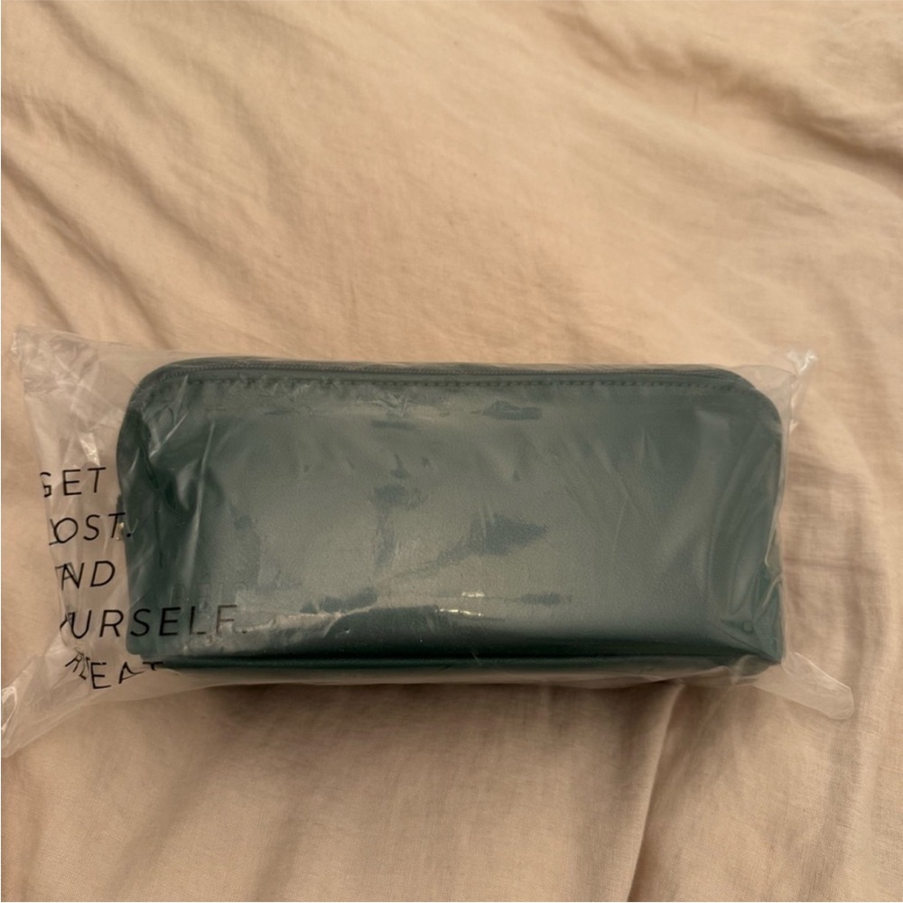 BEIS x Wicked Green Toiletry Bag nwt - Picture 2 of 8